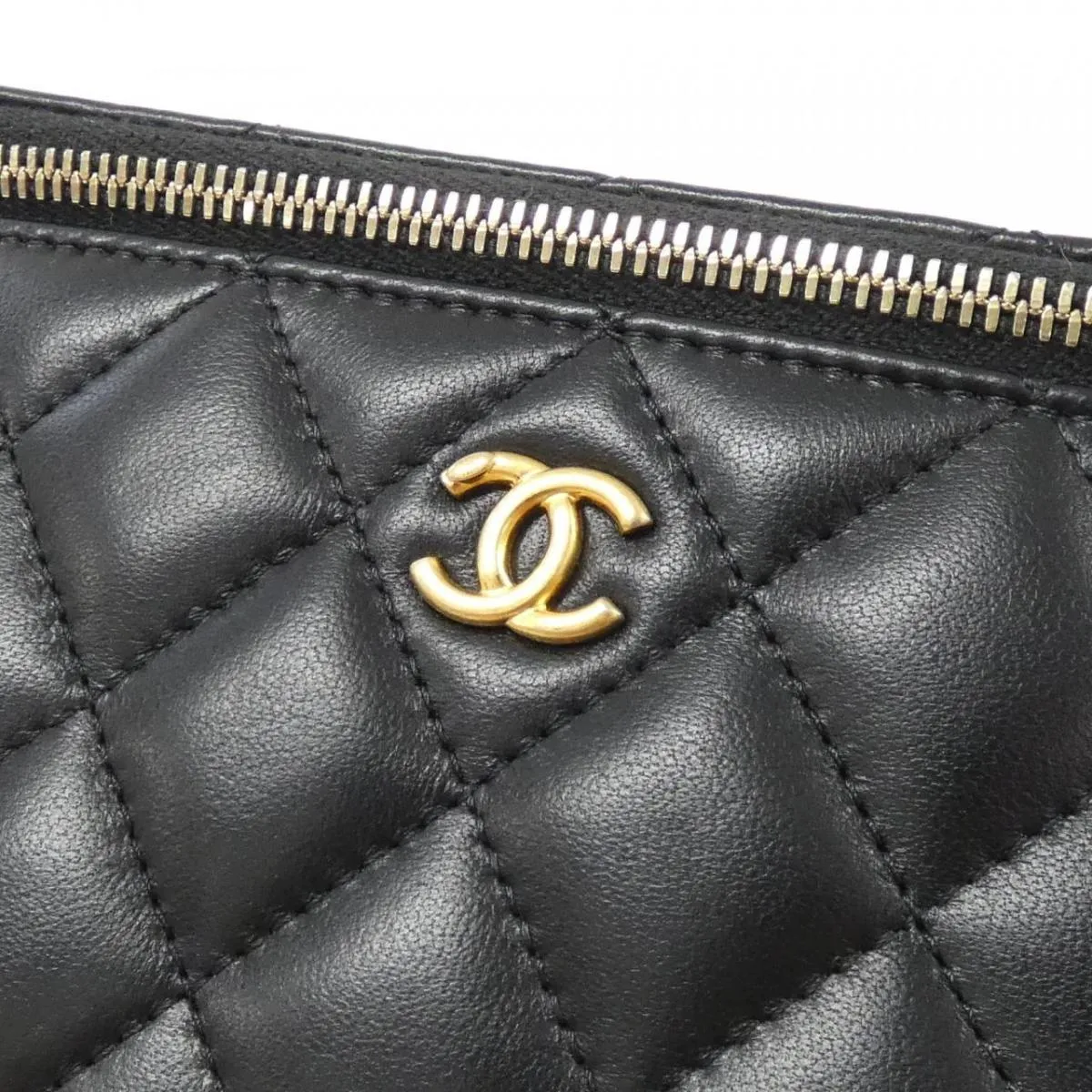 CHANEL AP2303 SHOULDER BAG