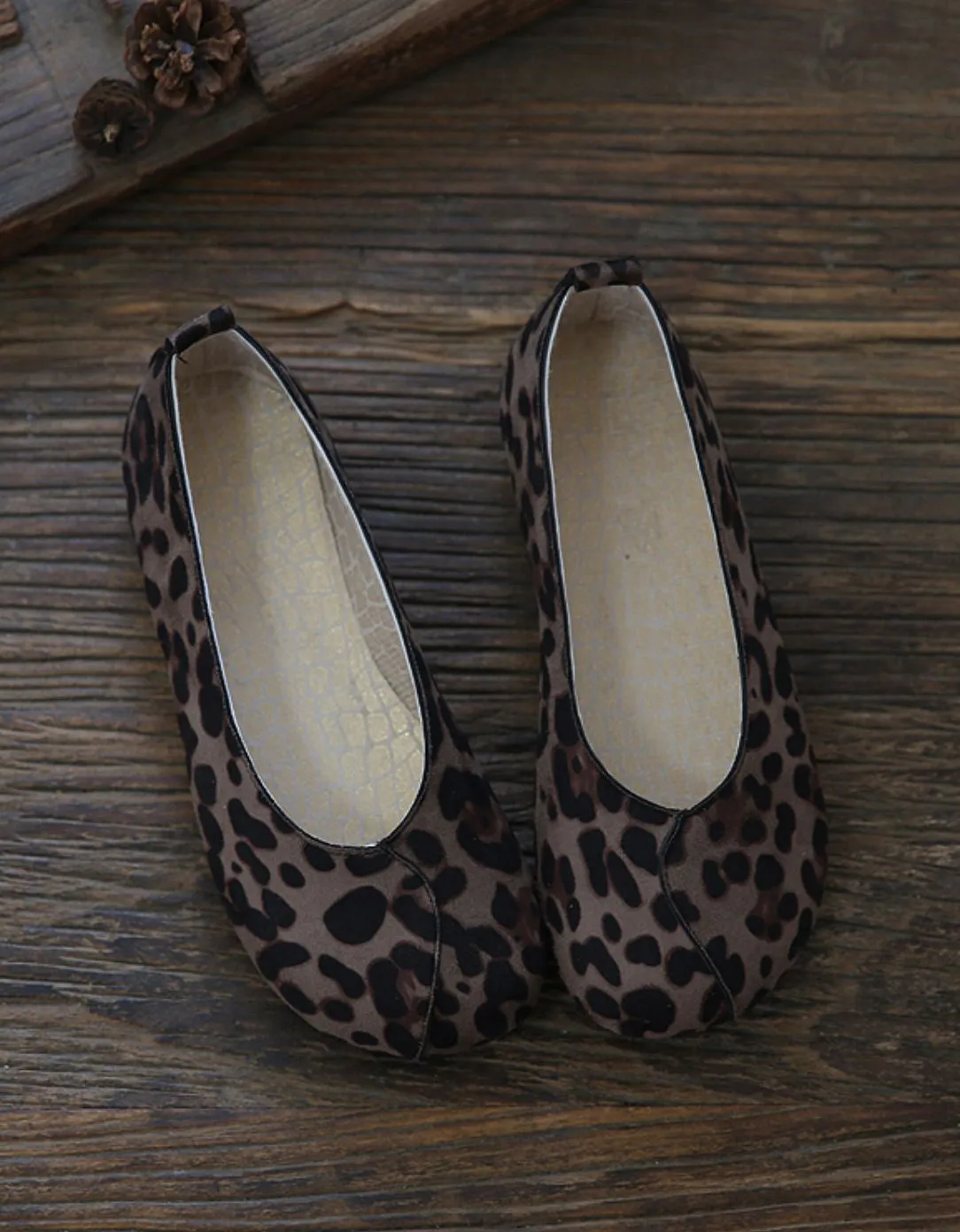Light Weight Round Toe Suede Slip-on Flats