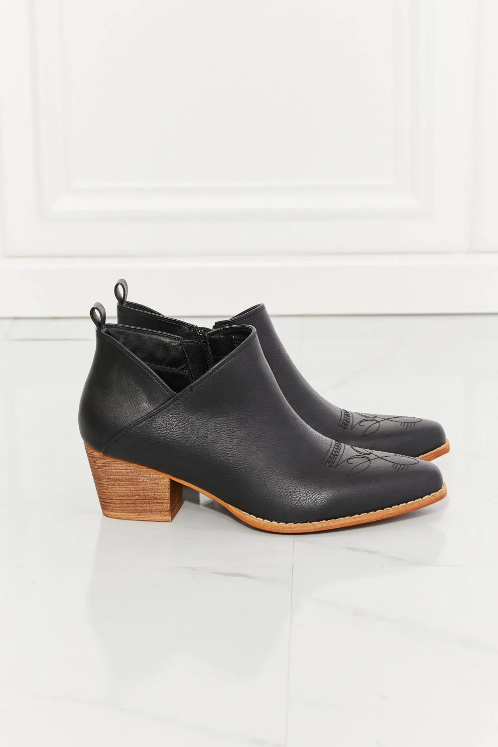MMShoes Embroidered Crossover Cowboy Pointy Toe Stacked Heel Bootie Ankle Boots in Black Trust Yourself