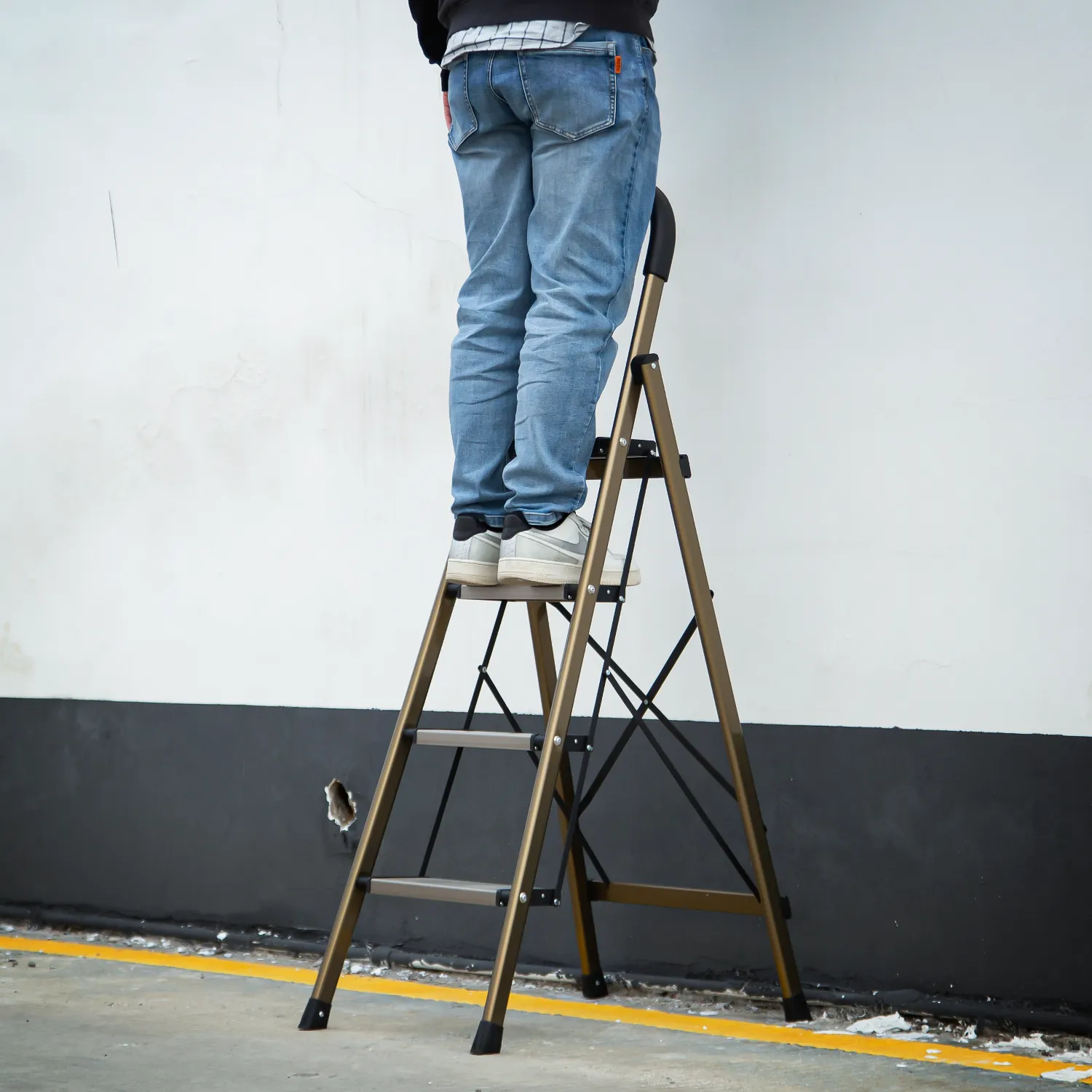 U-Shaped Padded Handle Folding Step Ladder - 4 Steps 4.74 ft/56.9", Gold