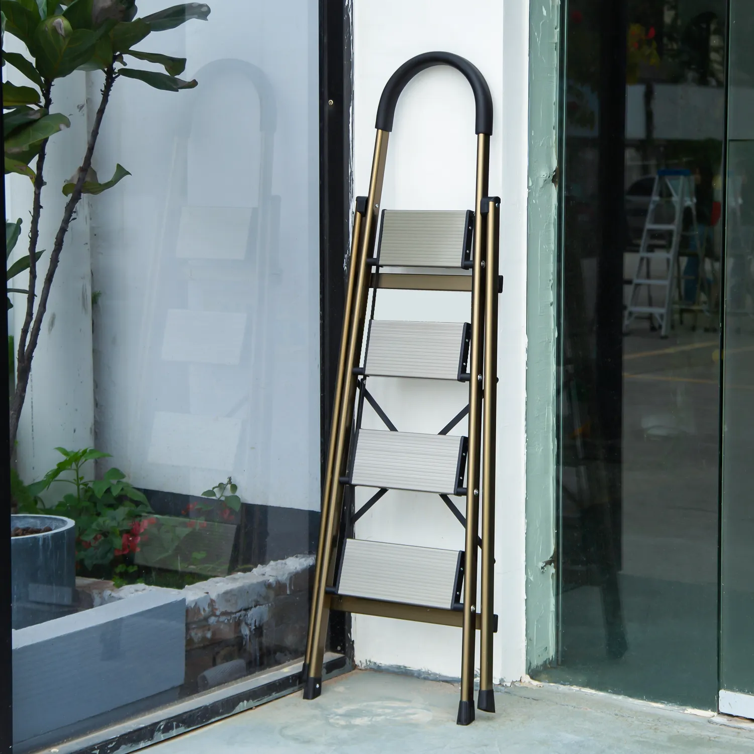 U-Shaped Padded Handle Folding Step Ladder - 4 Steps 4.74 ft/56.9", Gold